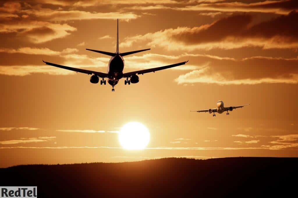 avion en puesta de sol